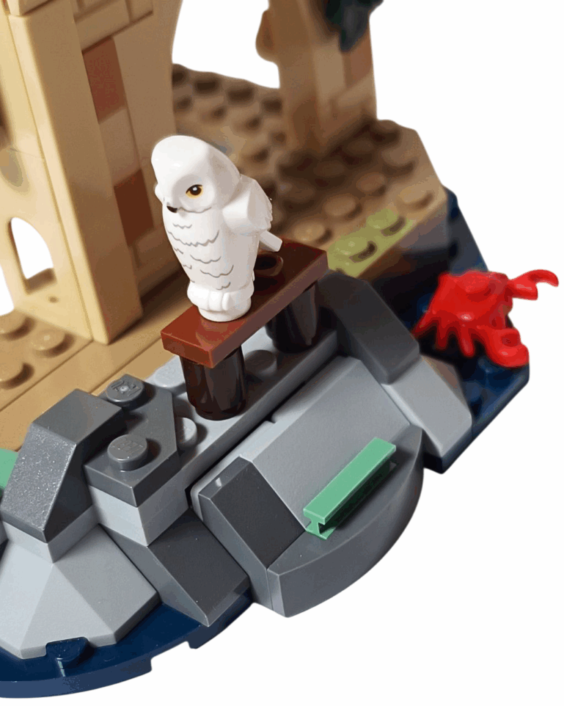 LEGOセットの岩壁ギミックを閉じた状態(中にカエルが隠れている)