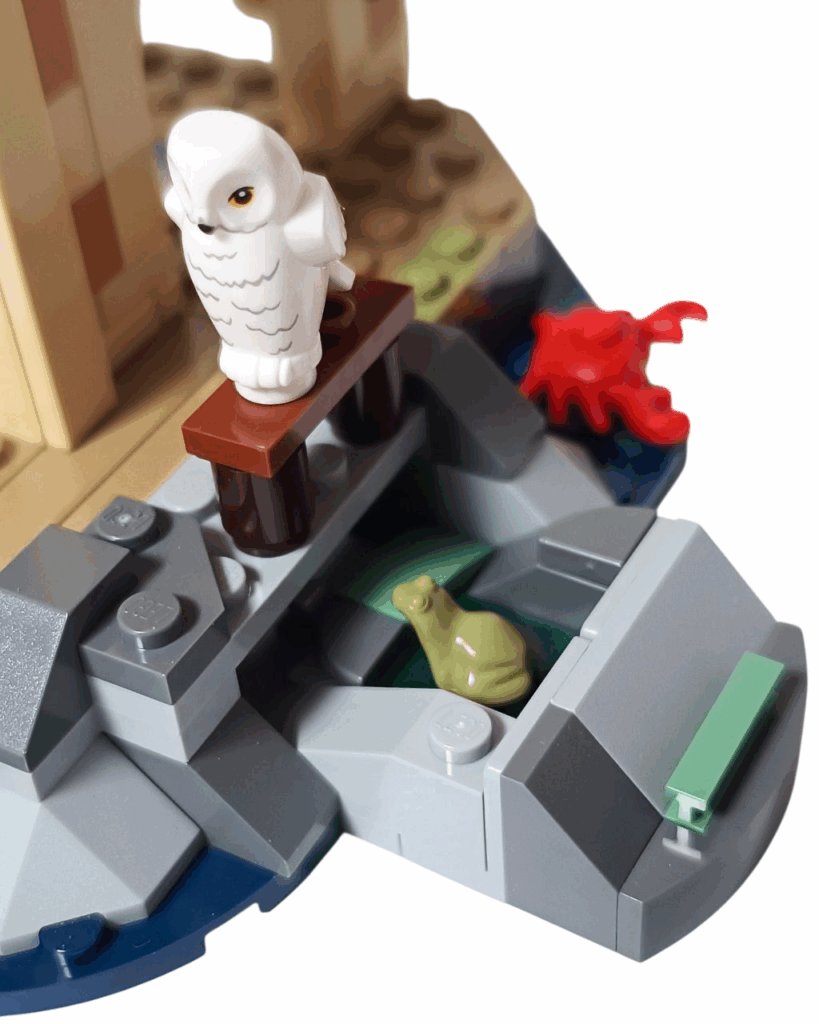LEGOセットの岩壁ギミックを引き出した状態(中にカエルが出現)