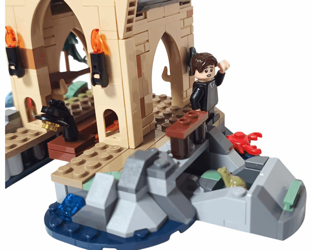 LEGOの岩肌ギミックを開いて中からカエル(トレバー)が現れる様子