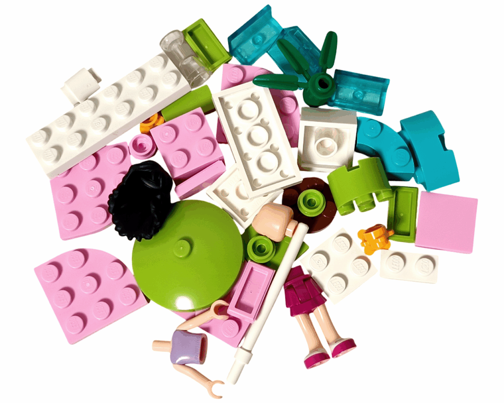 LEGO Friends 3931 ハッピープールサイド 開封直後のパーツ。ピンクやライムグリーン、アクアブルーのブロックが並んでいる