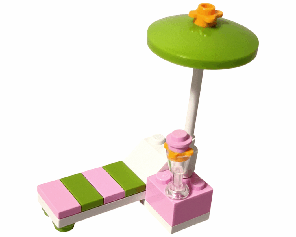 LEGO Friends 3931 ハッピープールサイド 完成したデッキチェアとパラソル。ピンクのブロックの上に透明グラスが置かれている