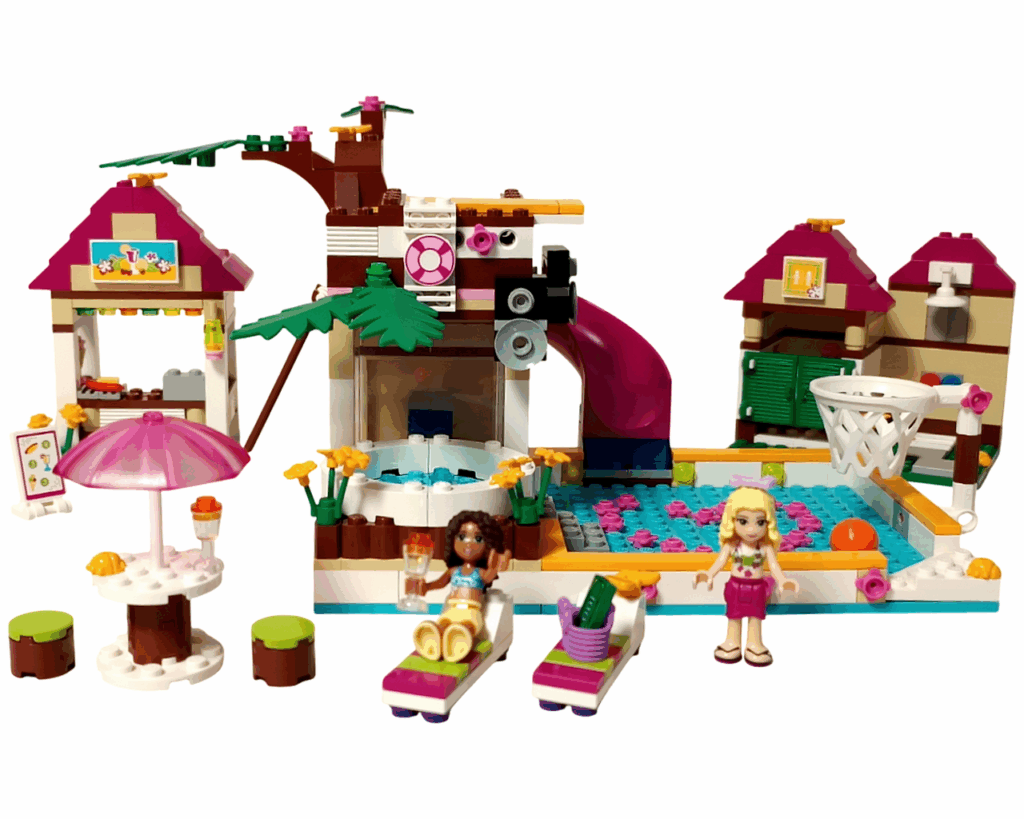 LEGO Friends 41008 スプラッシュプールの全体完成シーン。 中央にウォータースライダーとジャグジー、右にプールとバスケットゴール、左にスナックバーとピンクのパラソル。 アンドレアがデッキチェアでドリンクを手にくつろぎ、イザベラがプールサイドで笑顔を見せている。