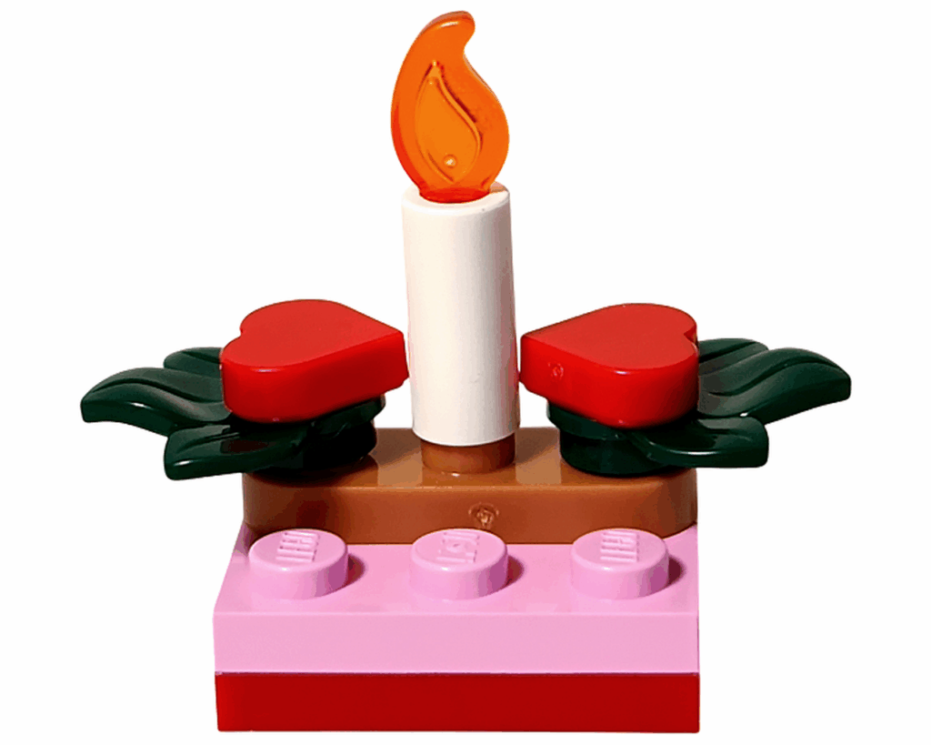 LEGO Friends 42668 キャンドルスタンド。白いキャンドルにオレンジの炎、両脇に赤いハートと緑のリーフ。