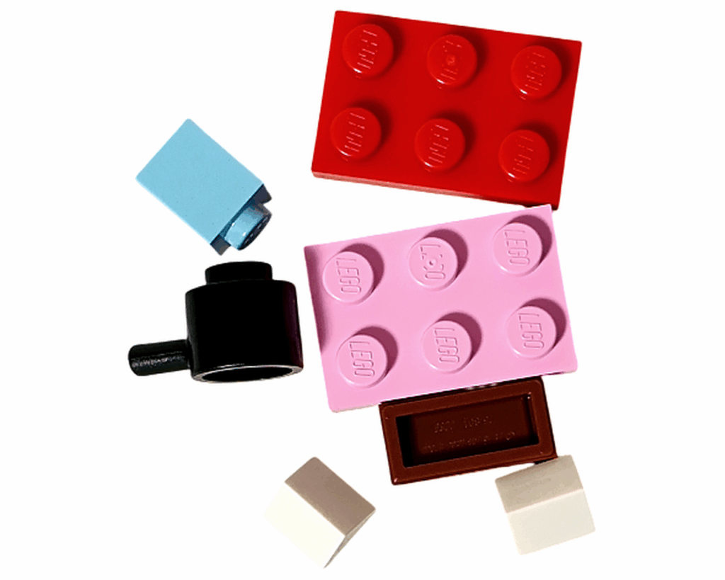 LEGO Friends 42668 11日目のパーツ一覧。黒い片手鍋、茶色いチョコプレート、水色のミルクカートンなど。