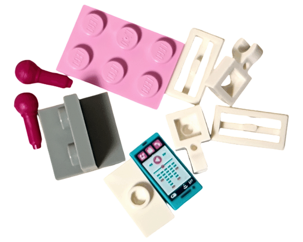 LEGO Friends 42668 19日目のパーツ一覧。ピンクのブロック、白いスピーカー、マゼンタのマイク、スマホパーツなど。
