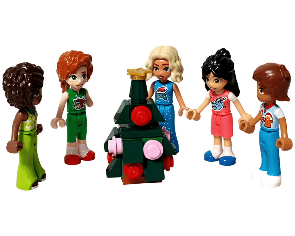 LEGO Friends 42668 5人のミニドールがクリスマスツリーを囲んで手をつないでいるシーン。中央に緑のツリー、左からアリヤ・オータム・ノヴァ・リアン・レオが並んでいる。