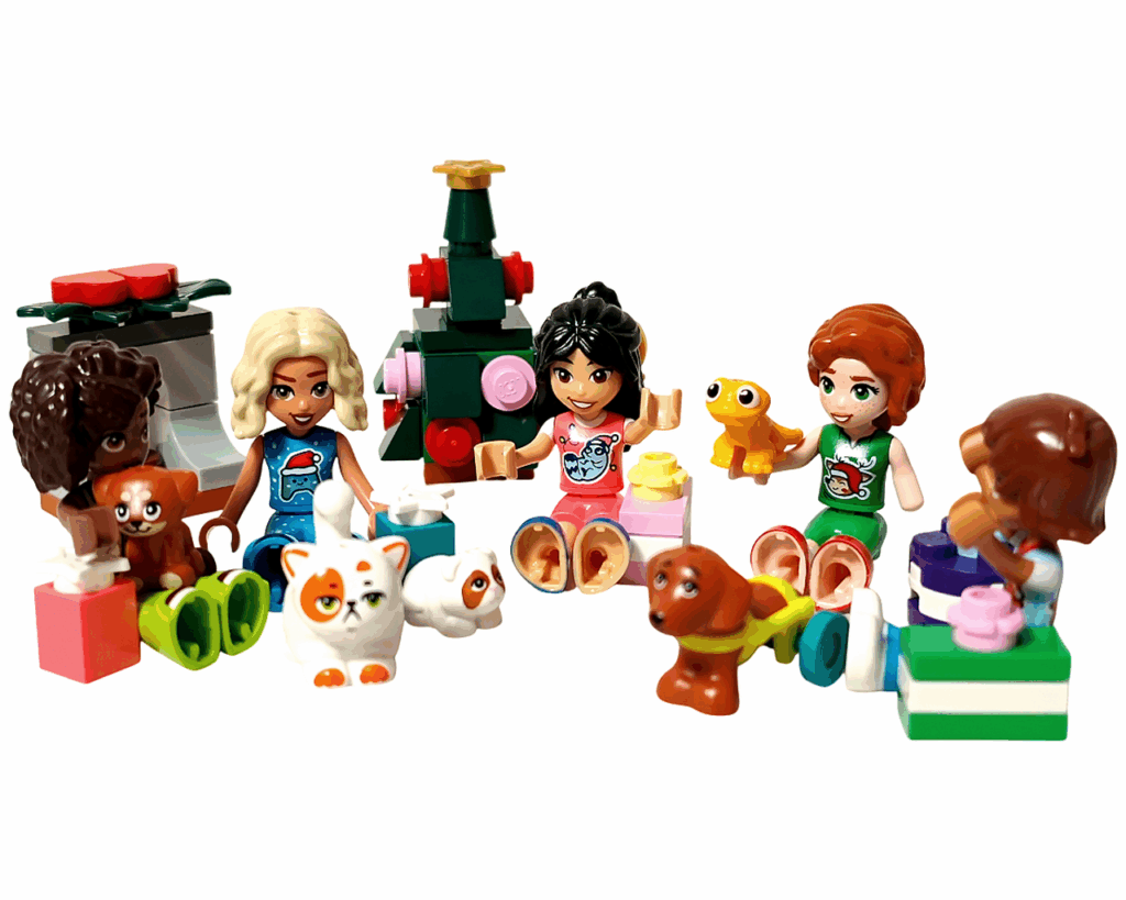 LEGO Friends 42668 フレンズ アドベントカレンダー2025 全体完成シーン。ツリーを中心にアリヤ、リアン、レオ、オータム、ノヴァが集まり、ピクルスやトナカイ、プレゼント、スイーツ、カラオケセットなどが並ぶにぎやかなクリスマスの朝。