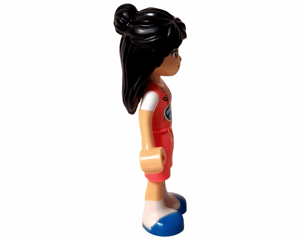 LEGO Friends 42668 リアン ミニドール右側。ハーフアップの黒髪とピンクのオーバーオールが見える。