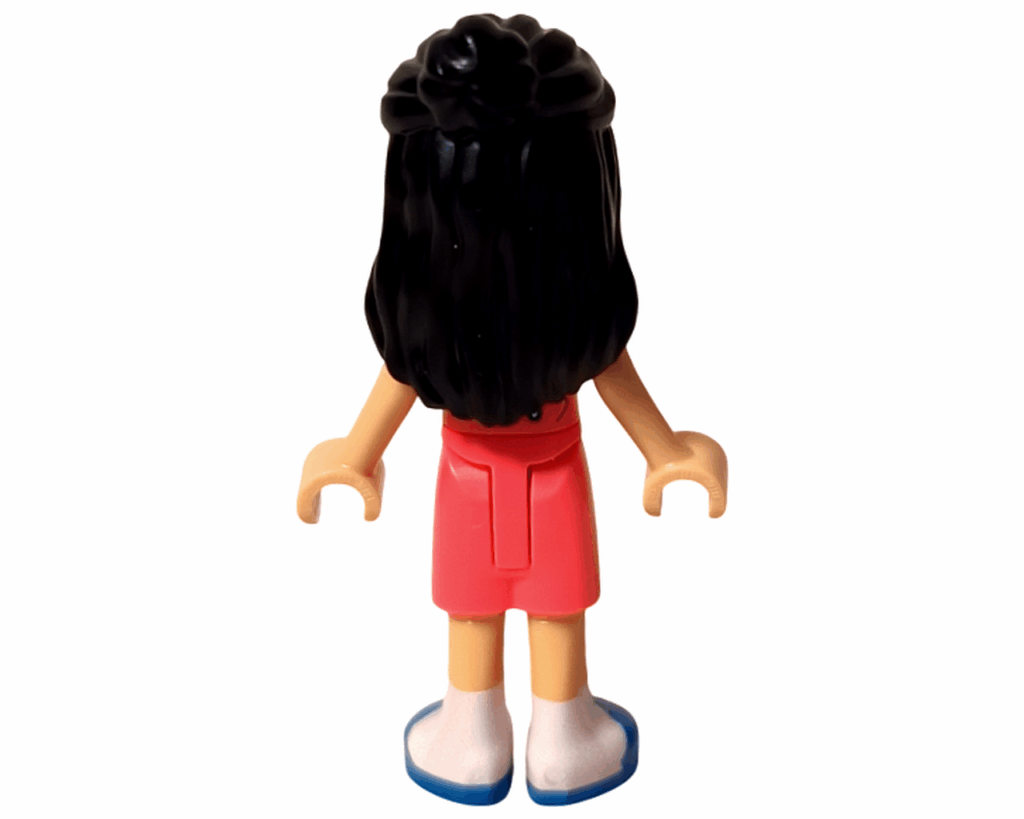 LEGO Friends 42668 リアン ミニドール背面。長い黒髪とピンクのオーバーオールが見える。