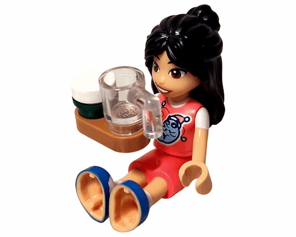 LEGO Friends 42668 リアン ミニドールが絵の具セットを持って座っている。