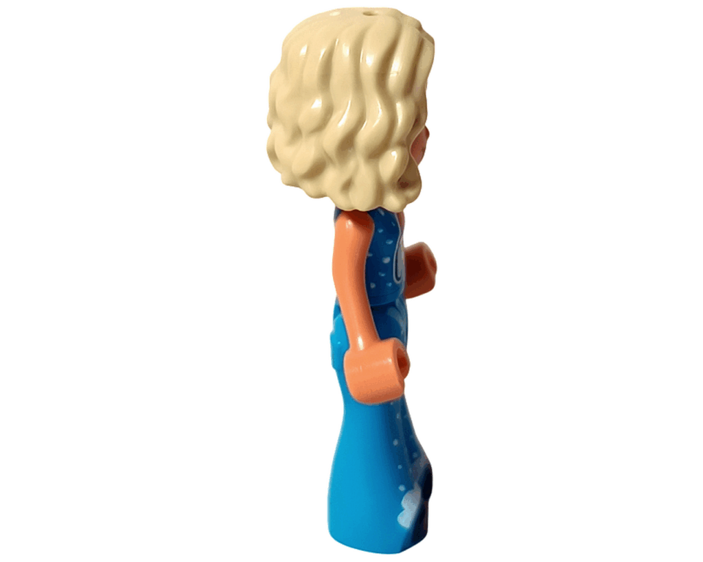 LEGO Friends 42668 ノヴァ ミニドール右側。波打つブロンドヘアと青いコーデが見える。