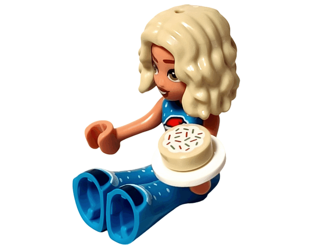 LEGO Friends 42668 ノヴァ ミニドールが白いプレートにクッキーを持って座っている。