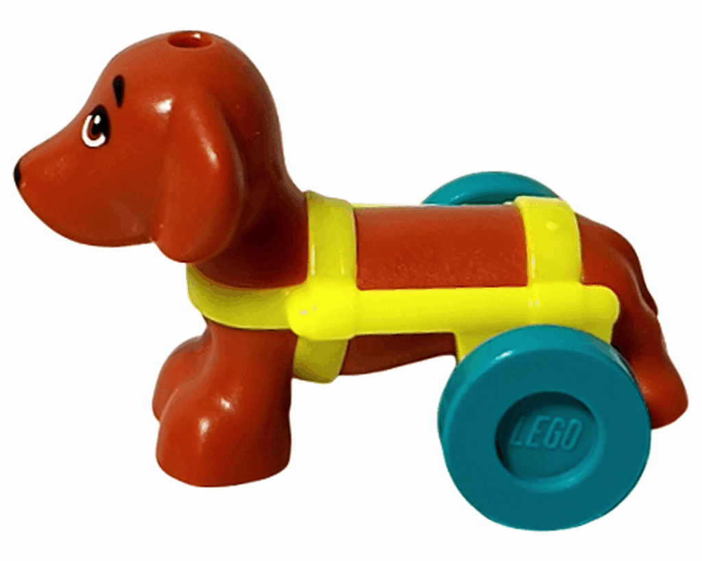 LEGO Friends 42668 ピクルス 動物フィギュア 左側。茶色い犬が前を向いた姿。黄色いハーネスとターコイズの車輪がついた横向きデザイン。